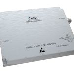 مضخم طاقة عالي النطاق العريض، متعدد الأوكتاف، بنطاق تردد من 1.5 MHz إلى 30 MHz، بكسب قدره 53 dB وطاقة خرج تبلغ 200 W